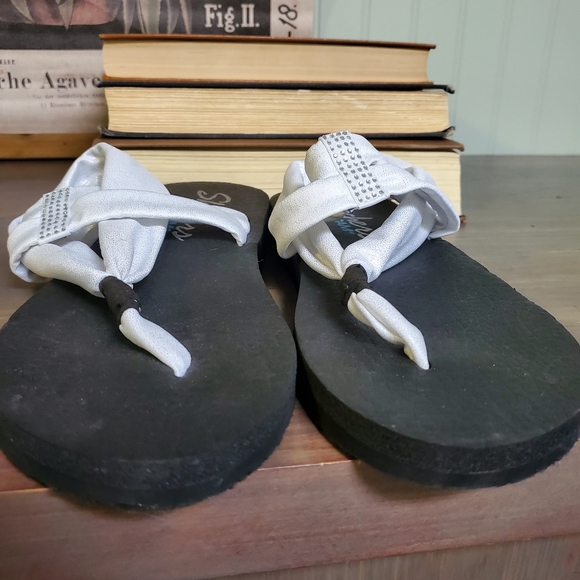 Skechers Yoga Foam Sandal Rubber Cushion White Silver T Strap womens sz 8 - Picture 6 of 11